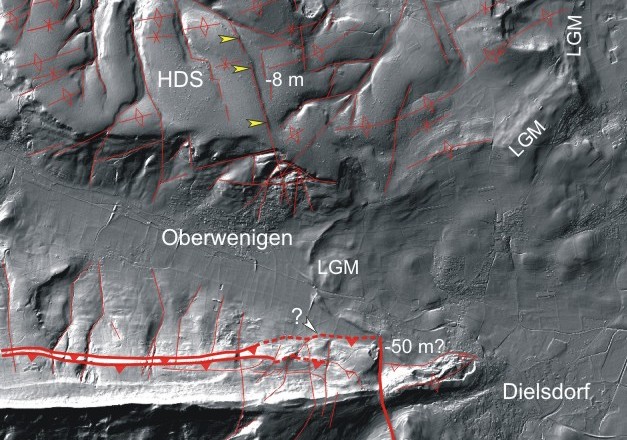 Figur 108-5: LiDAR-Reliefaufnahme im Gebiet von Oberweningen und Dielsdorf. Im unteren Teil ist das östliche Ende der Lägern gut erkennbar. Nördlich davon befindet sich das Wehntal mit dem letzteiszeitlichen (LGM) Moränenwall bei Schöfflisdorf. Im oberen Bildteil sind die Höheren Deckenschotter Vorkommen (HDS) der Egg sichtbar. In diesem Gebiet ist anhand des Schattenwurfs eine auffällige Linie (gelbe Pfeile) zu erkennen. Bei 15° Lichteinfallwinkel aus NW ergibt sich daran eine Sprunghöhe von ca. 8 m. mit einer Absenkung auf der Ostscholle bzw. Kippung eines 20° streichenden Blocks nach Westen. In rot sind mit durchgezogene Linien offensichtliche und wahrscheinliche Störungen und mit gestrichelten Linien vermutetet Störungen markiert. Die Abbildung wurde ohne Veränderungen aus ENSI 33/44 übernommen.