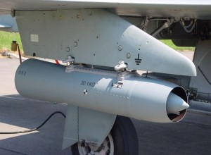 Luftproben wurden mit Sammelgeräten entnommen. Hier ein modernes Bild eines EKUR-Höhenluftfilters am F-5E Tiger II (Quelle: Luftwaffe)