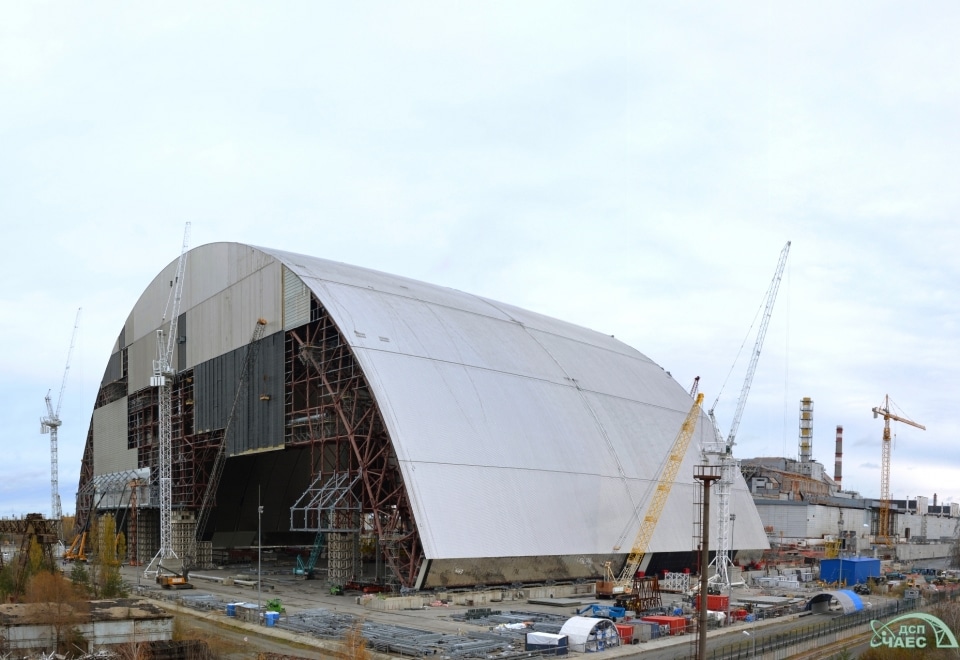 Der neue Sarkophag, wie er im November 2015 vor dem zerstörten Reaktor aussah (Quelle: https://chnpp.gov.ua)
