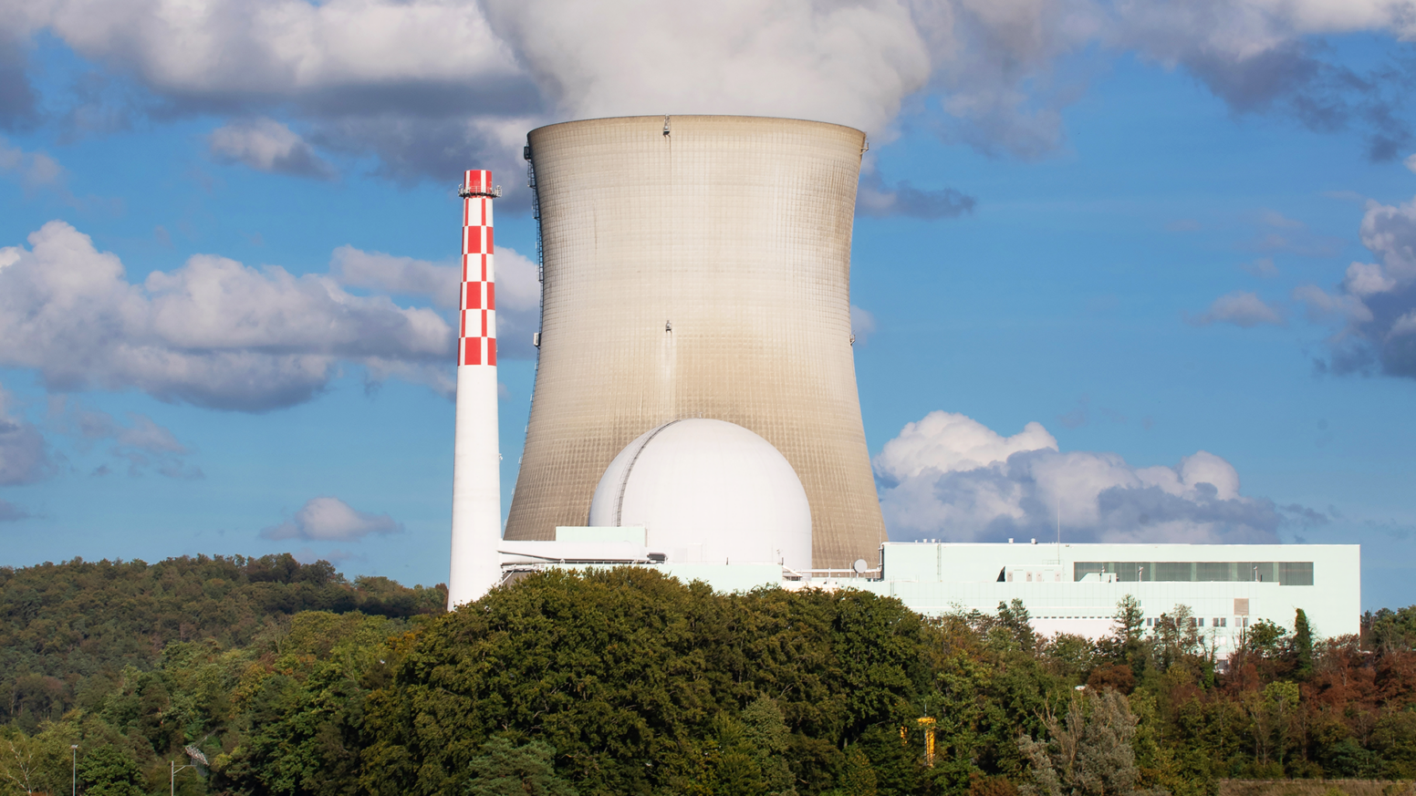 Kernkraftwerk Leibstadt mit Reaktor und Kühlturm