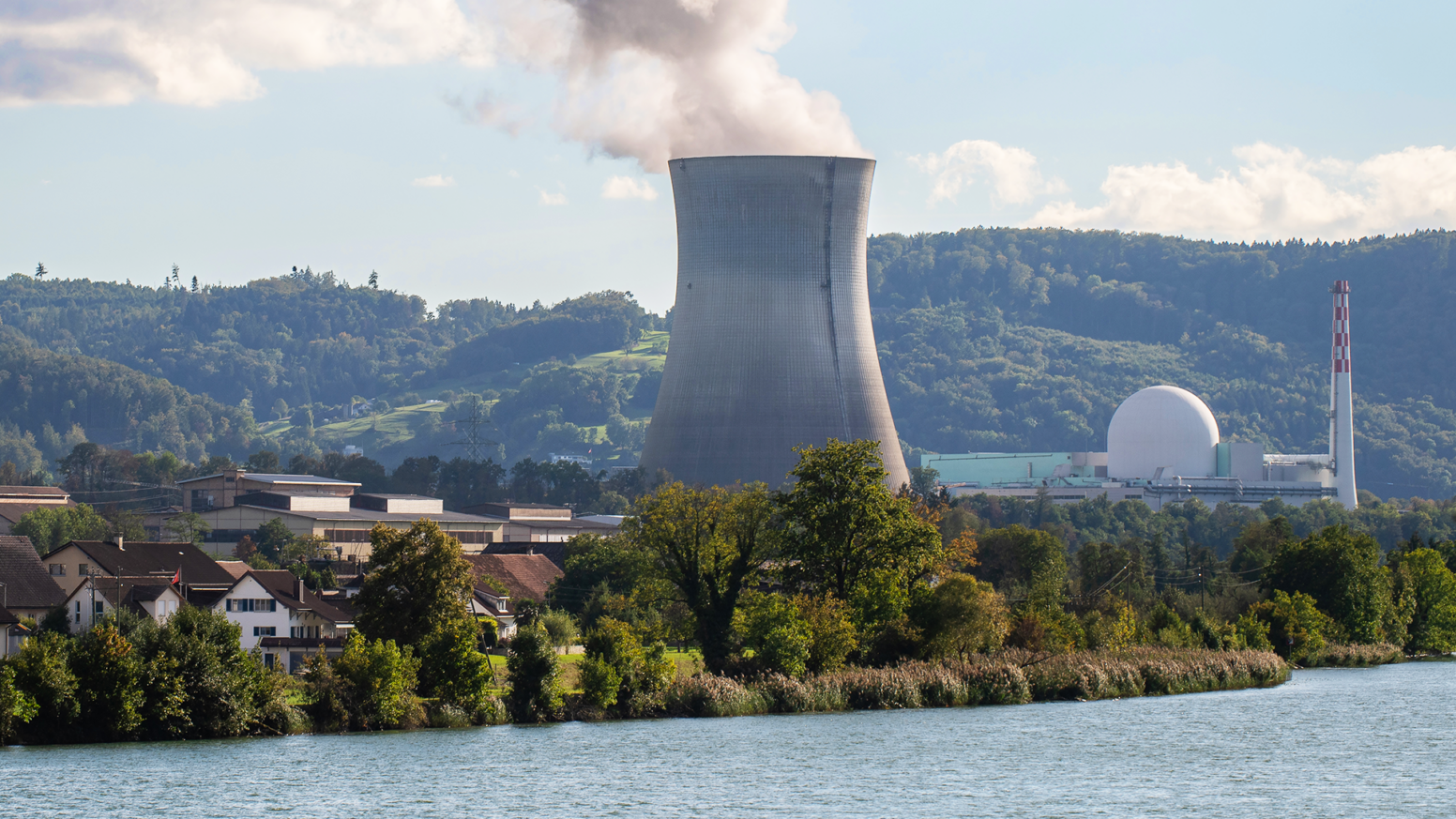Kernkraftwerk Leibstadt mit Flussufer von Rhein