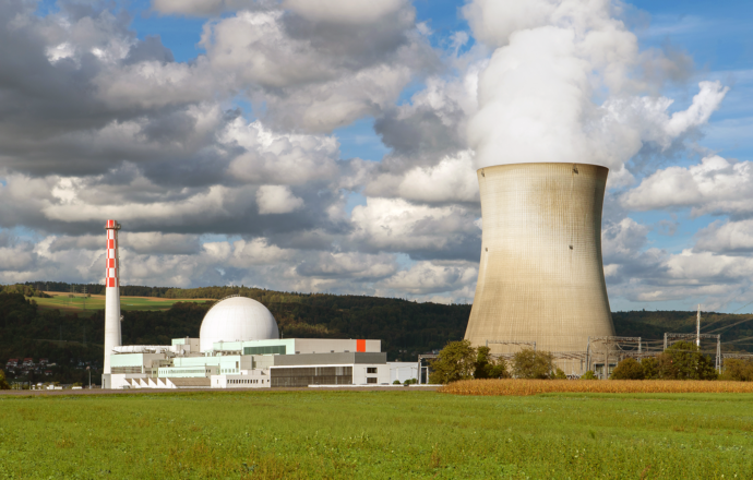 Kernkraftwerk Leibstadt mit Wiesenansicht