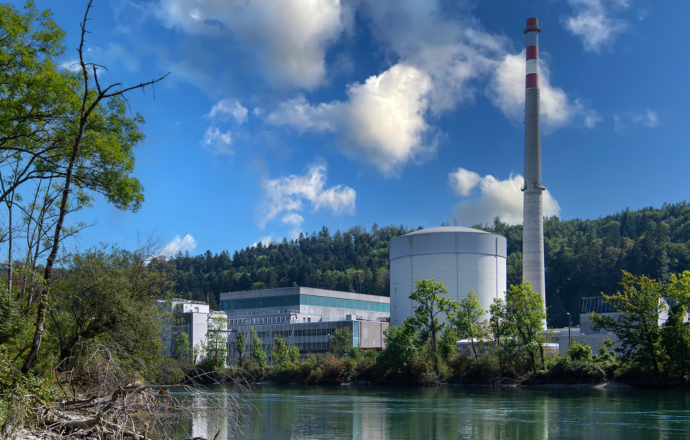 Kernkraftwerk Mühleberg mit Flussansicht oberhalb