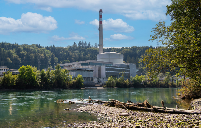 Kernkraftwerk Mühleberg mit Uferansicht Aare