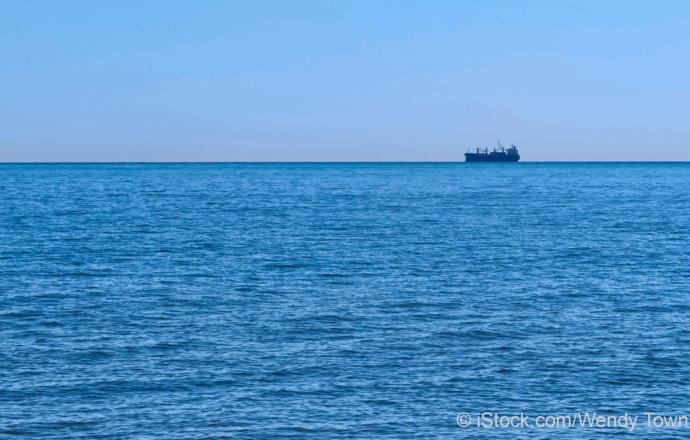 Meer mit Schiff am Horizont