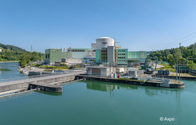 Aussenansicht von der Aare auf das KKW Beznau