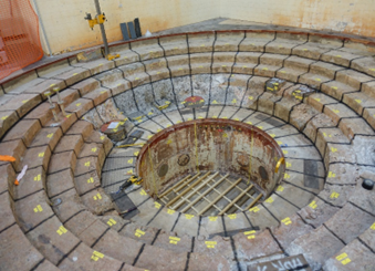 Blick in die ehemalige Reaktorhalle des Diorits. Die Rasterung auf dem treppenförmigen Betonfundament diente als Vorbereitung für die Abbrucharbeiten, die seit 2023 stattfinden.