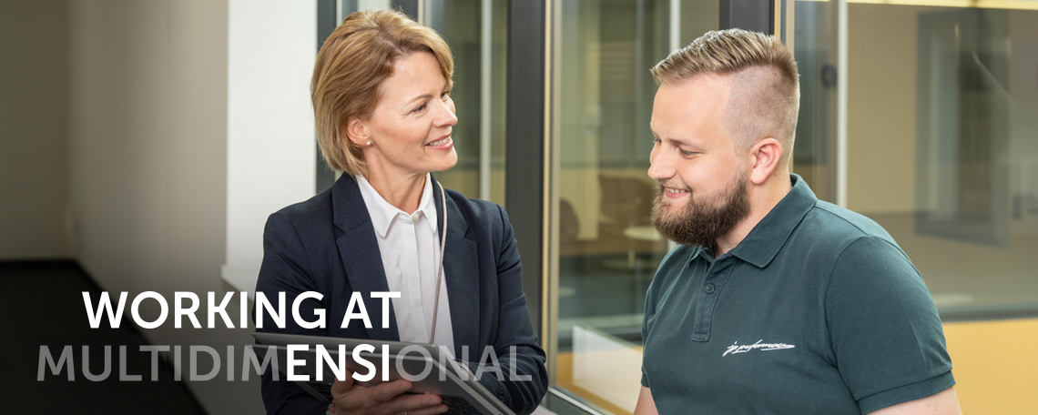 Bild mit zwei ENSI-Mitarbeitenden, auf dem die Dame links dem Herrn rechts etwas auf dem Laptop präsentiert.