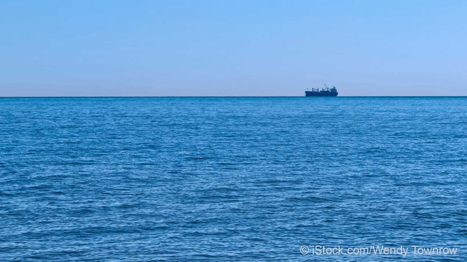 Mer avec bateau à l'horizon