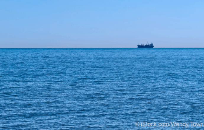 Mer avec bateau à l'horizon