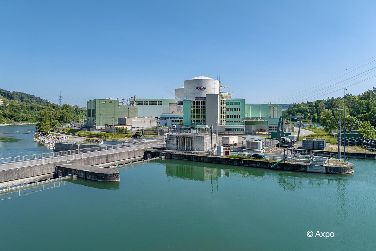 Vue extérieure depuis l'Aar sur la centrale nucléaire de Beznau