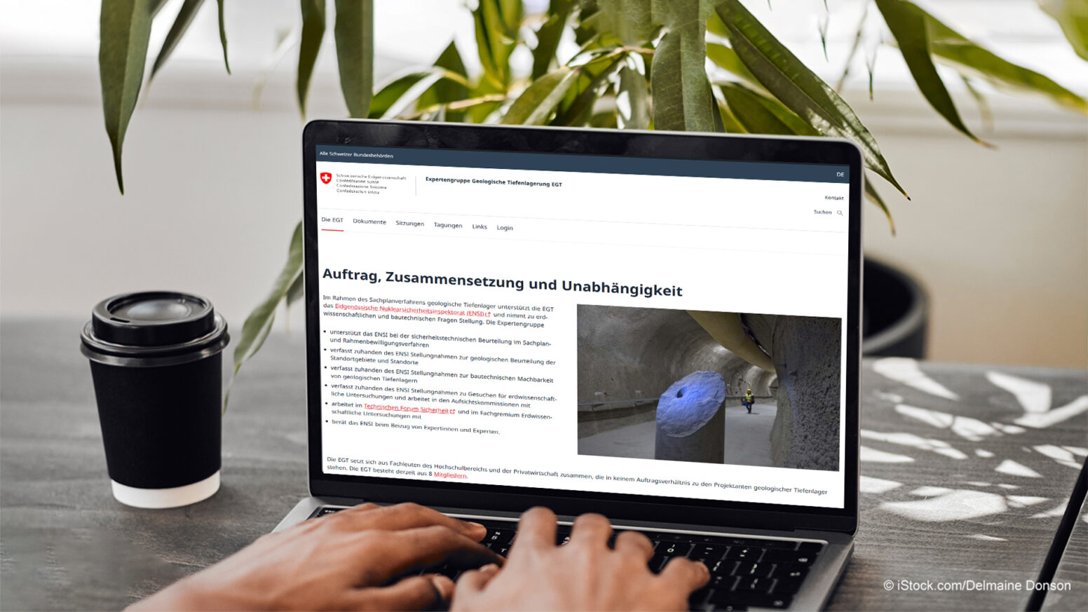 Laptop-Bildschirm, auf dem eine Seite mit dem neuen Web-Layout der EGT-Schweiz sichtbar ist