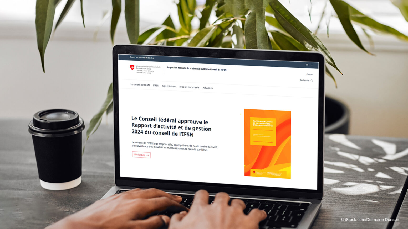 Écran d'ordinateur portable affichant une page avec la nouvelle mise en page du site web du conseil de l'IFSN.