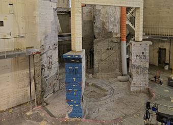 Vue de l'ancienne salle des réacteurs du Saphir. Les grilles apposées sur les murs et les sols sont nécessaires pour les mesures de libération.